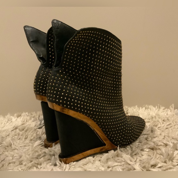 BCBG Womans's Black Gold Studded Leather Wedge Booties Size 9 / 39 Pre-Loved - Picture 2 of 4